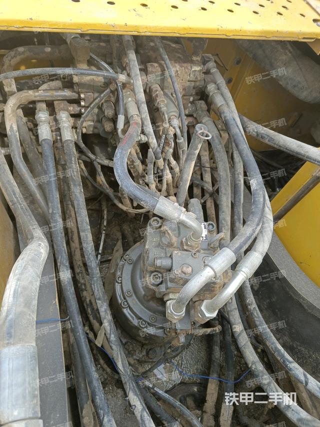 回轉(zhuǎn)馬達(dá)和主控閥(整機(jī)外觀) 回轉(zhuǎn)馬達(dá)和主控閥(整機(jī)外觀)