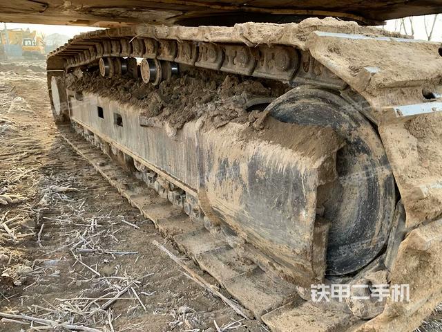 單側(cè)履帶整體(整機(jī)外觀) 單側(cè)履帶整體(整機(jī)外觀)