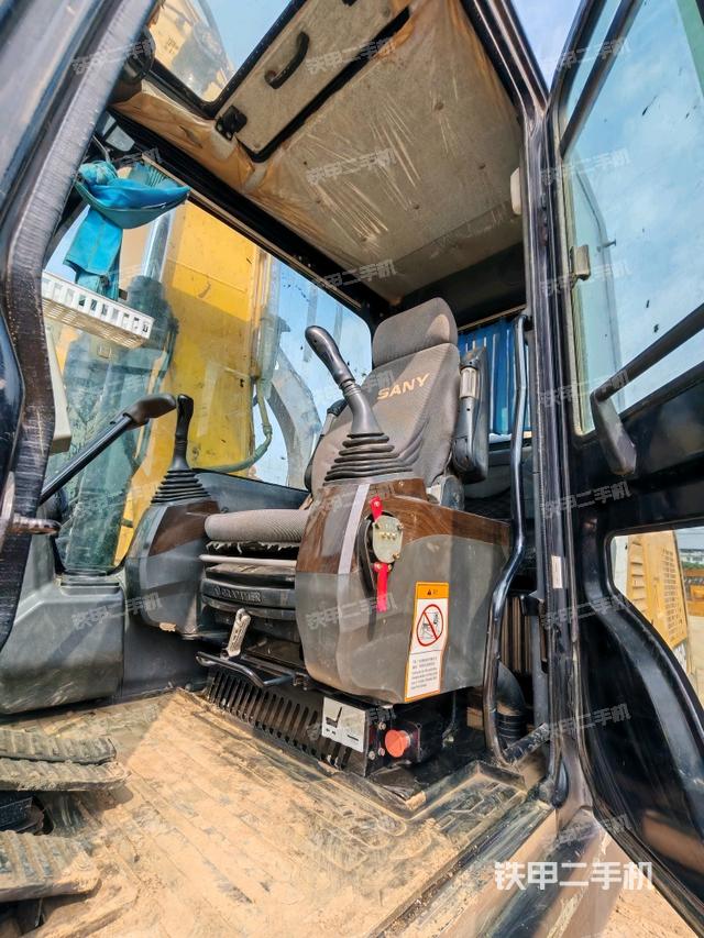 駕駛室整體(整機(jī)外觀) 駕駛室整體(整機(jī)外觀)