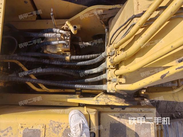 回轉(zhuǎn)馬達(dá)和主控閥(整機(jī)外觀) 回轉(zhuǎn)馬達(dá)和主控閥(整機(jī)外觀)