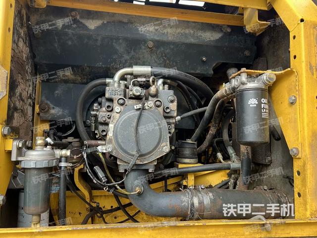 液壓泵艙室正面整體(整機外觀) 液壓泵艙室正面整體(整機外觀)