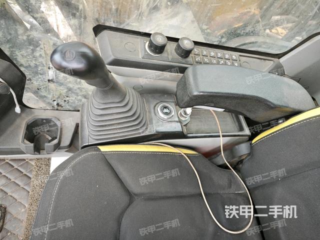 座椅右側(cè)控制臺(tái)/鑰匙門(mén)/油門(mén)/含右手柄（駕駛室部分）