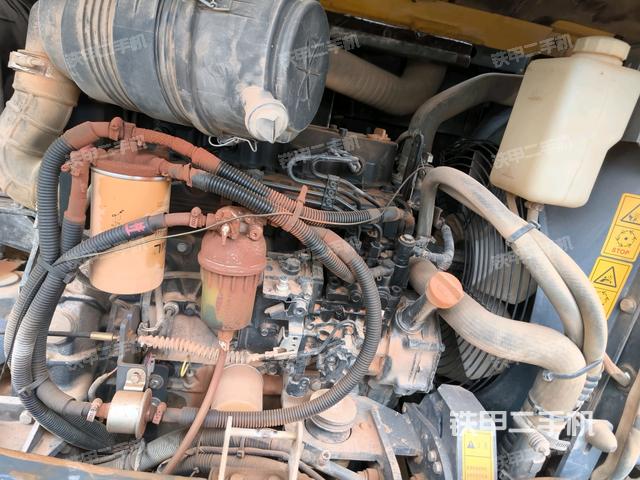 液壓泵艙室正面整體(整機外觀) 液壓泵艙室正面整體(整機外觀)