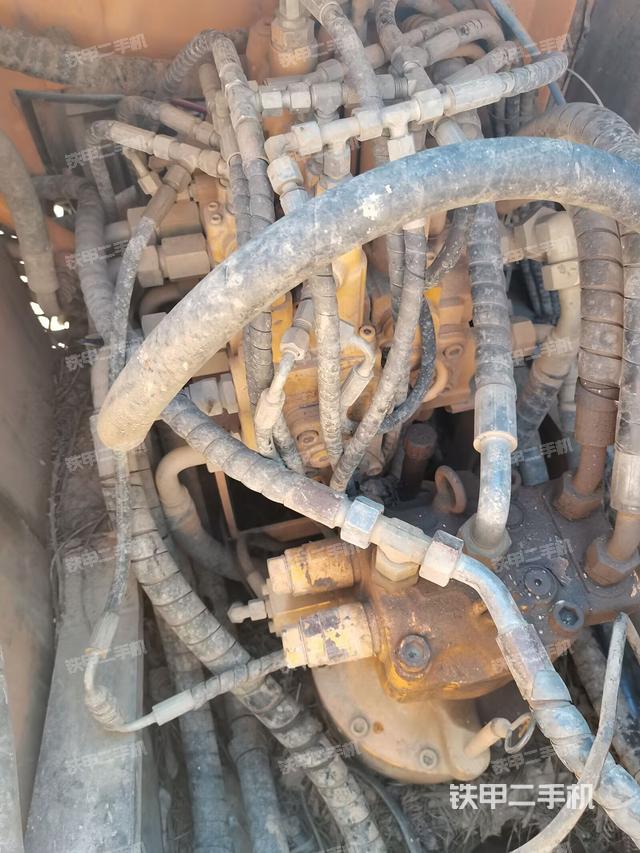 回轉(zhuǎn)馬達(dá)和主控閥（整機(jī)外觀）