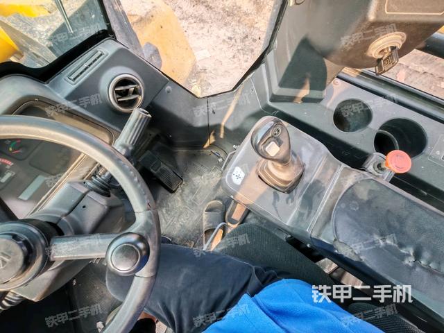 駕駛室工作臺(tái)(整機(jī)外觀及大件) 駕駛室工作臺(tái)(整機(jī)外觀及大件)