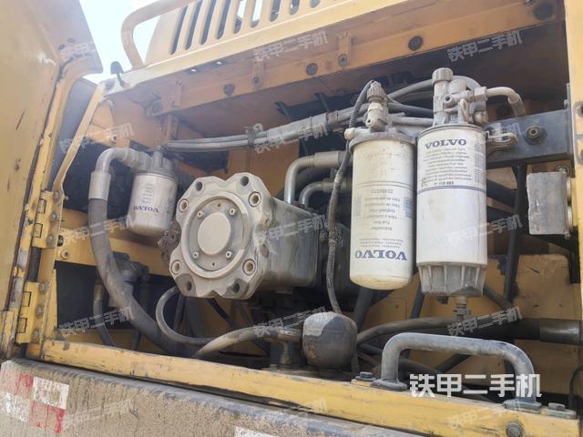 液壓泵艙室正面整體（整機(jī)外觀）