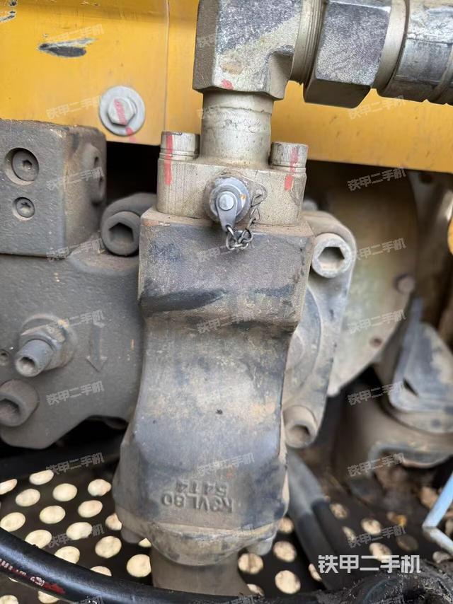 液压泵舱室正面整体（整机外观）