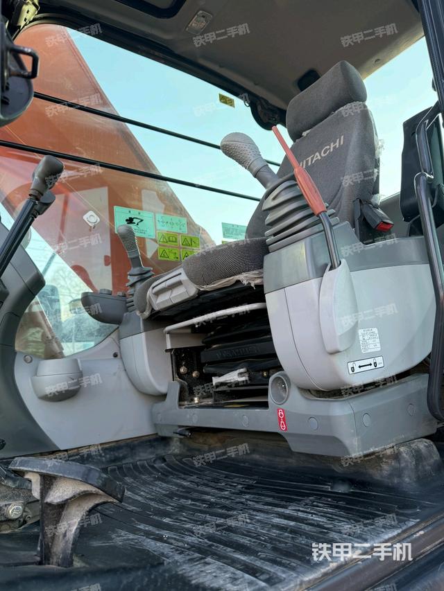 駕駛室整體(整機外觀) 駕駛室整體(整機外觀)