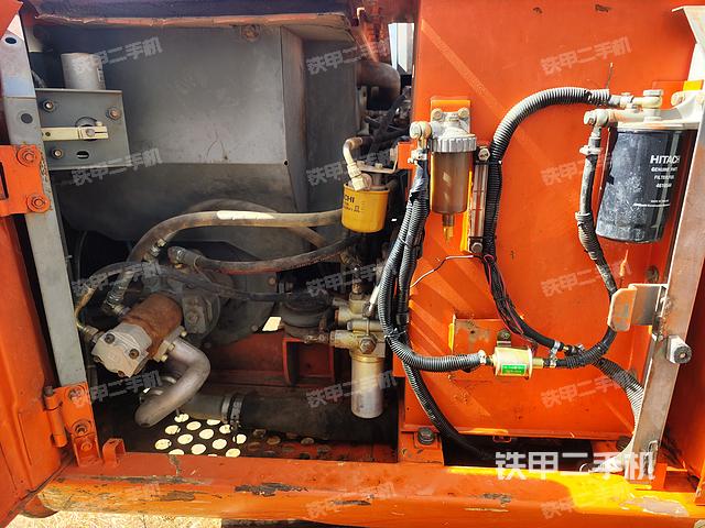 液压泵舱室正面整体（整机外观）