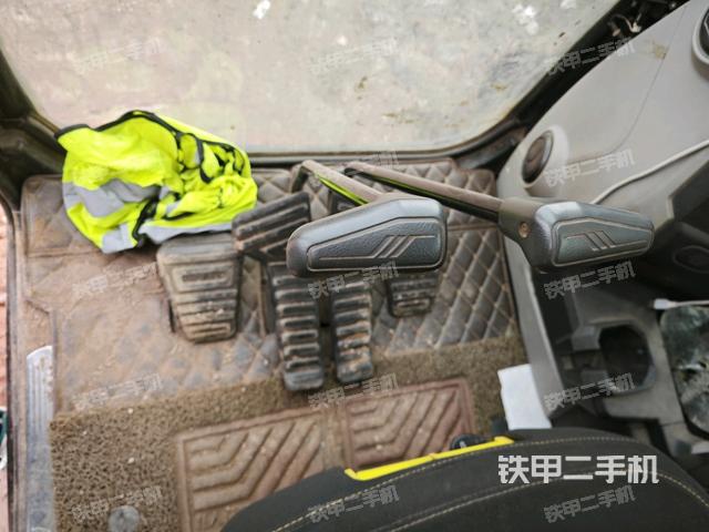 行走控制手柄和踏板?俯拍（駕駛室部分）