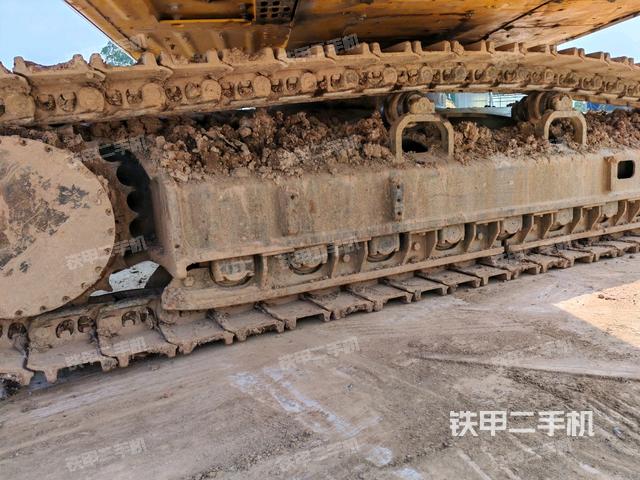 液壓泵艙室正面整體（整機外觀）