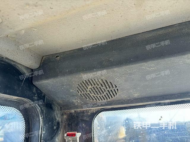 駕駛室頂部(整機(jī)外觀) 駕駛室頂部(整機(jī)外觀)