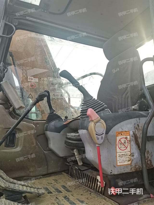 駕駛室整體(整機(jī)外觀) 駕駛室整體(整機(jī)外觀)