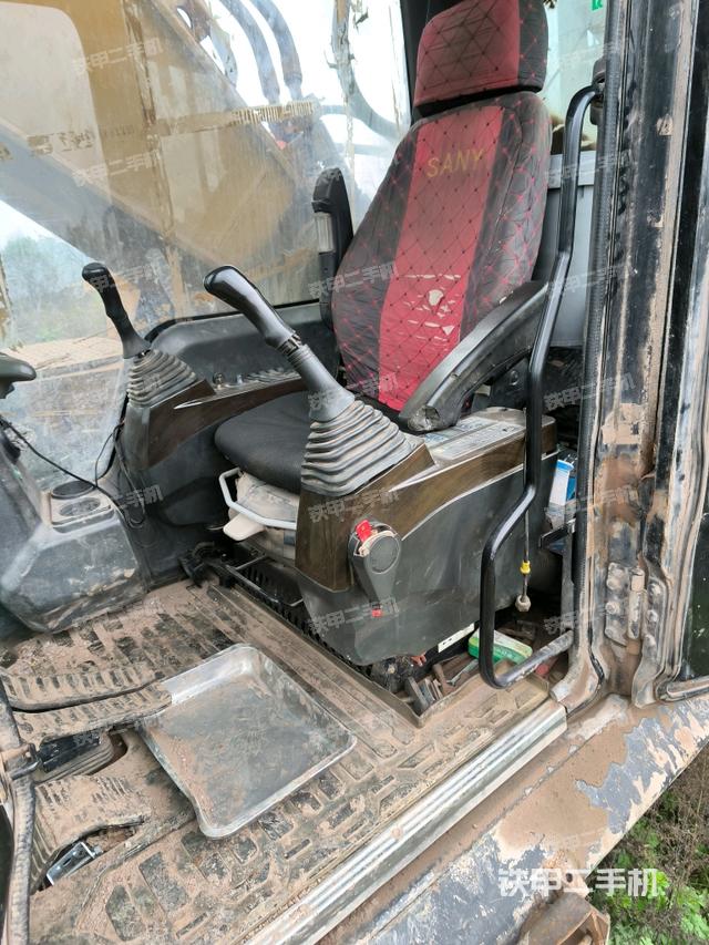 行走控制手柄和踏板?俯拍（駕駛室部分）