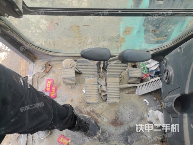 行走控制手柄和踏板?俯拍(駕駛室部分) 行走控制手柄和踏板?俯拍(駕駛室部分)