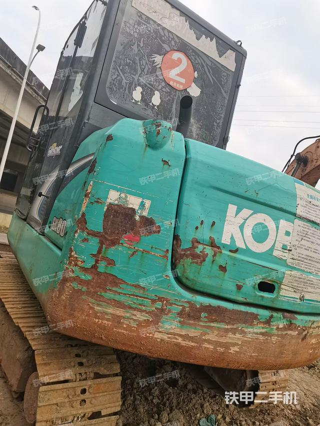 驾驶室顶部（整机外观）