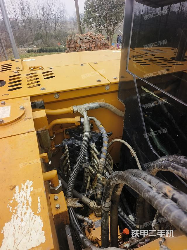 回转马达和主控阀（整机外观）