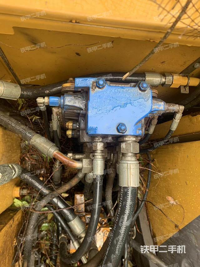 回轉(zhuǎn)馬達(dá)和主控閥（整機(jī)外觀）