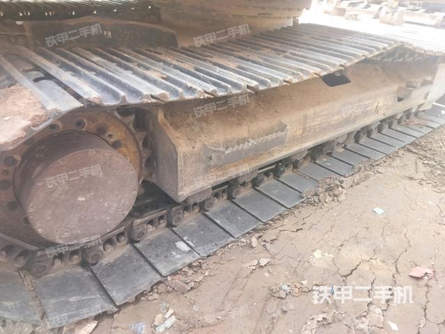 單側(cè)履帶整體(整機(jī)外觀) 單側(cè)履帶整體(整機(jī)外觀)