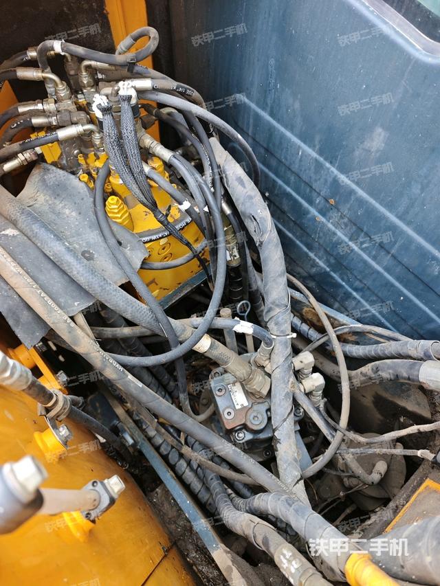 回轉(zhuǎn)馬達和主控閥（整機外觀）