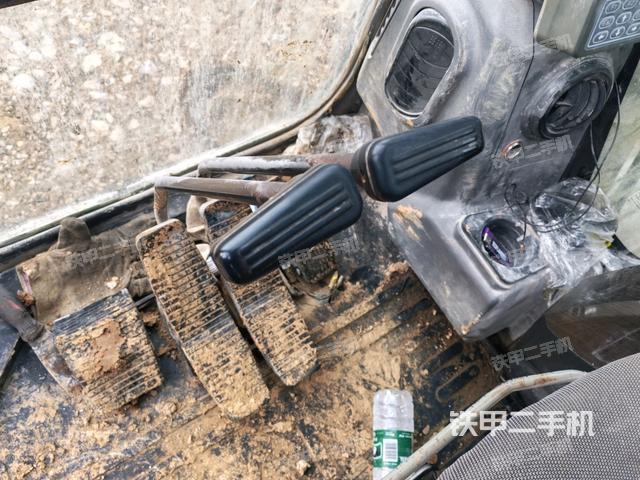 行走控制手柄和踏板?俯拍(駕駛室部分) 行走控制手柄和踏板?俯拍(駕駛室部分)