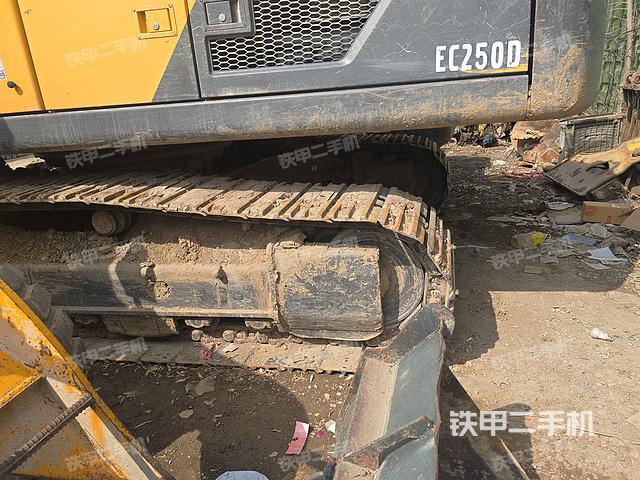 單側(cè)履帶整體(整機外觀) 單側(cè)履帶整體(整機外觀)