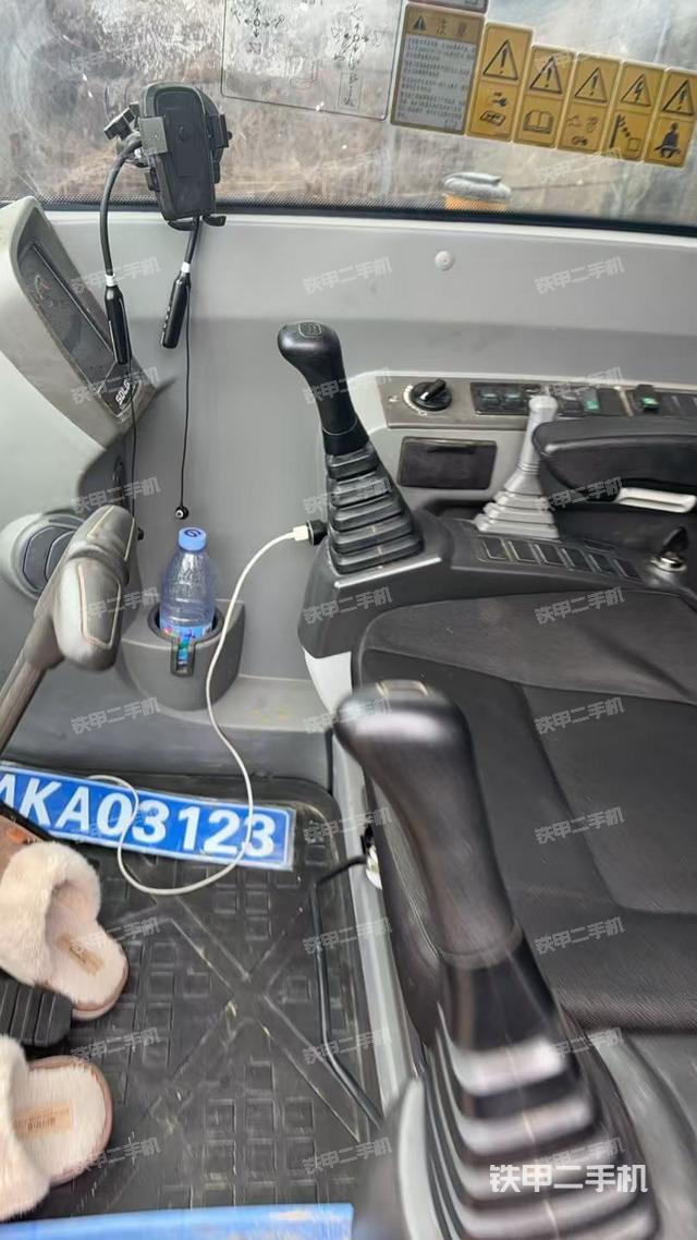駕駛室整體(整機(jī)外觀) 駕駛室整體(整機(jī)外觀)