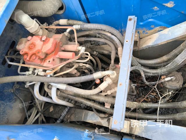 回轉(zhuǎn)馬達(dá)和主控閥（整機(jī)外觀）