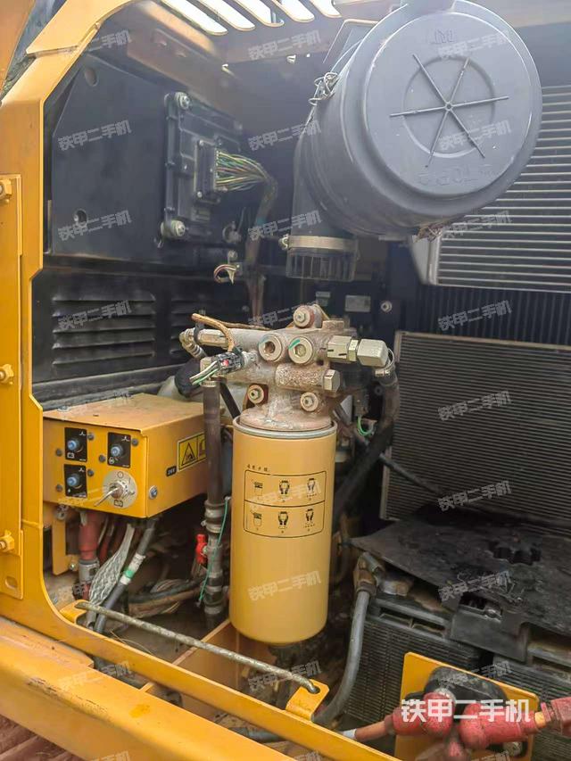 液壓泵艙室正面整體（整機外觀）