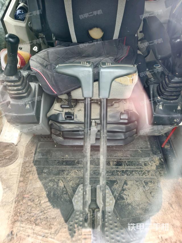 行走控制手柄和踏板?俯拍（駕駛室部分）