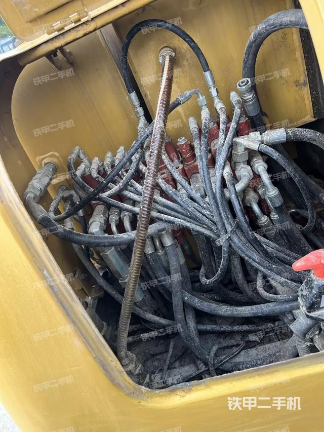 液壓泵艙室正面整體（整機外觀）