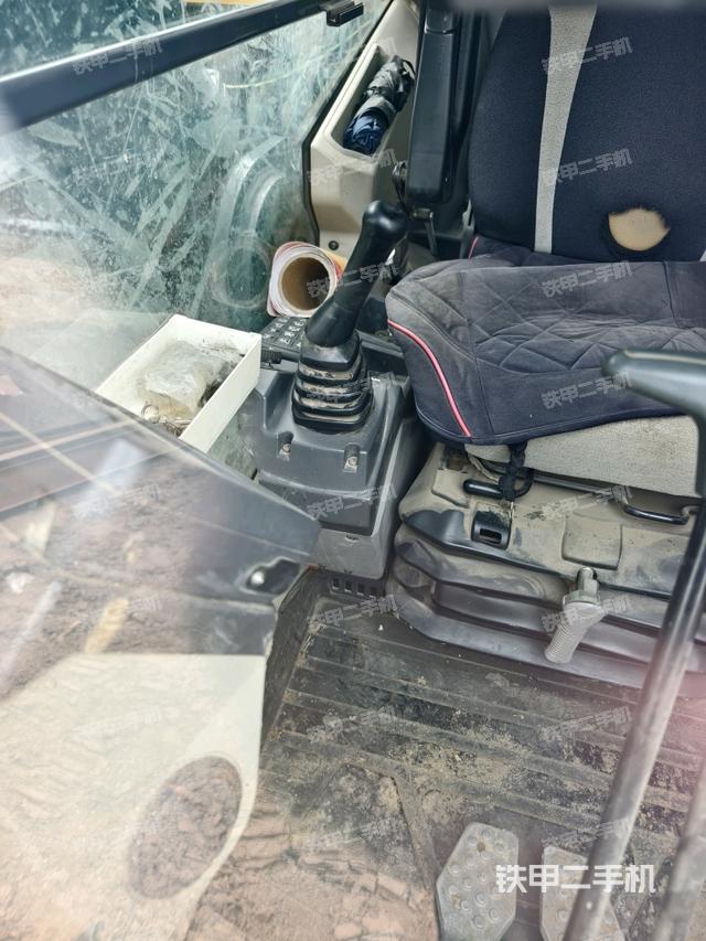 座椅右側(cè)控制臺(tái)/鑰匙門(mén)/油門(mén)/含右手柄（駕駛室部分）