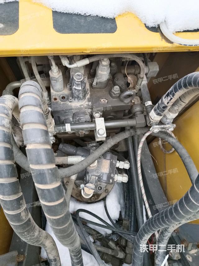 回轉(zhuǎn)馬達(dá)和主控閥(整機(jī)外觀) 回轉(zhuǎn)馬達(dá)和主控閥(整機(jī)外觀)