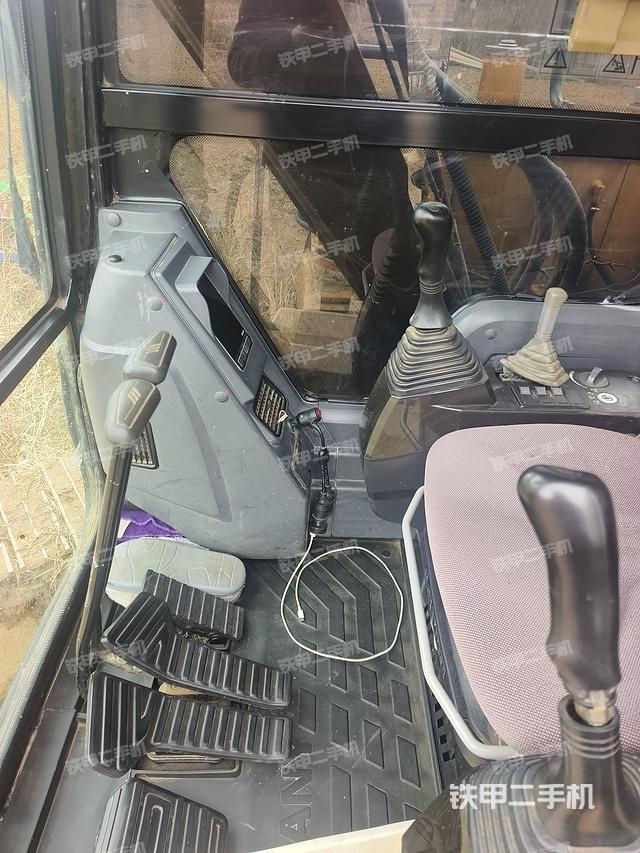 回转马达和主控阀（整机外观）