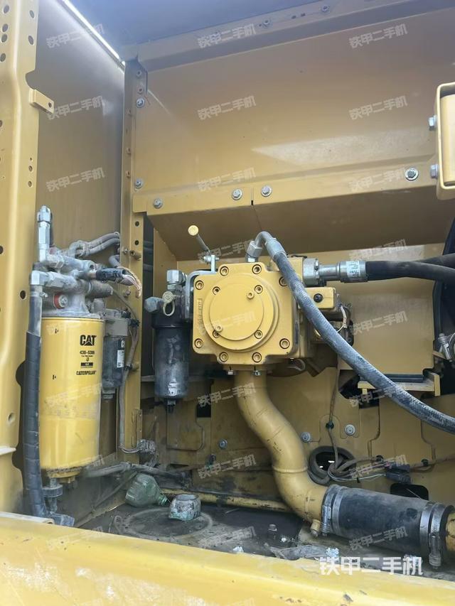 液壓泵艙室正面整體(整機(jī)外觀) 液壓泵艙室正面整體(整機(jī)外觀)