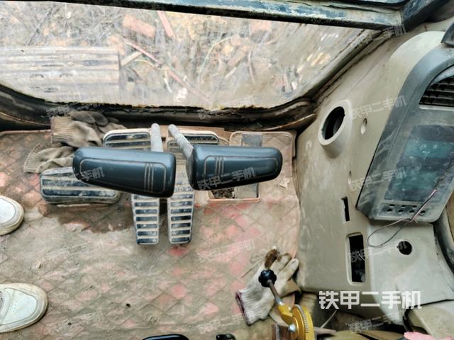 行走控制手柄和踏板?俯拍（駕駛室部分）