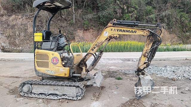 單側(cè)履帶整體(整機(jī)外觀) 單側(cè)履帶整體(整機(jī)外觀)