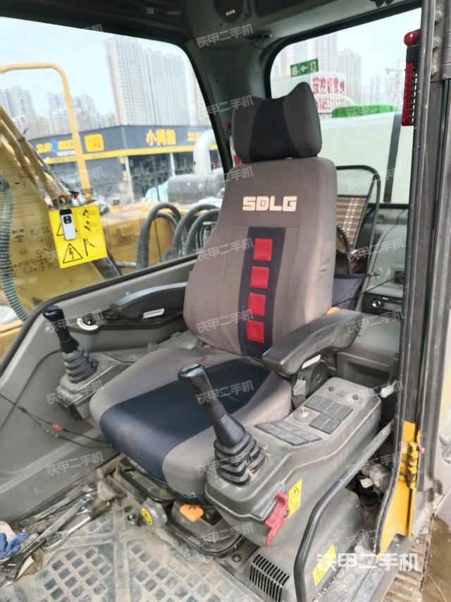 駕駛室整體(整機(jī)外觀) 駕駛室整體(整機(jī)外觀)