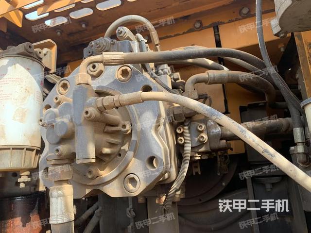 液壓泵艙室正面整體（整機外觀）