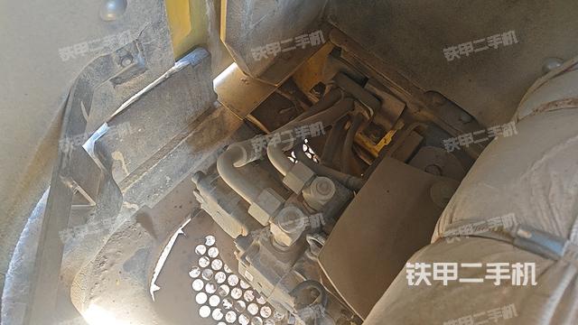 液压泵舱室正面整体（整机外观）