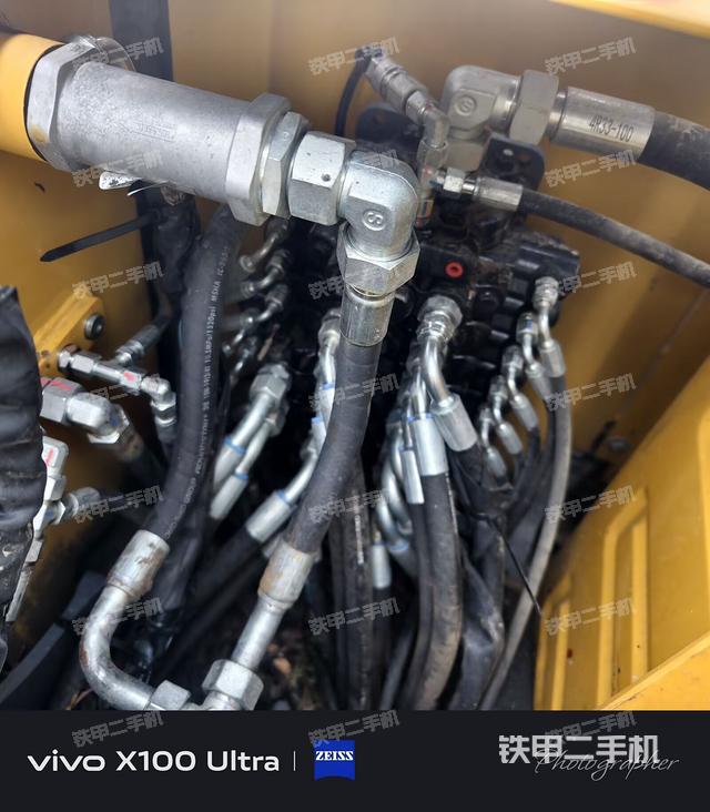 回轉馬達和主控閥（整機外觀）