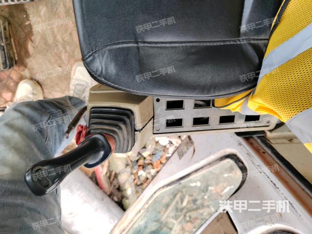 座椅右側(cè)控制臺/鑰匙門/油門/含右手柄（駕駛室部分）