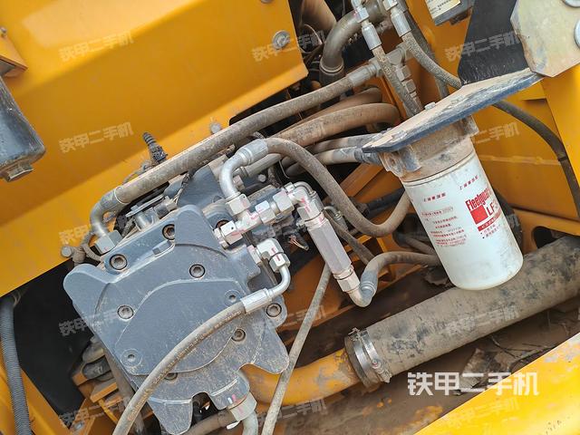 液壓泵艙室正面整體（整機外觀）