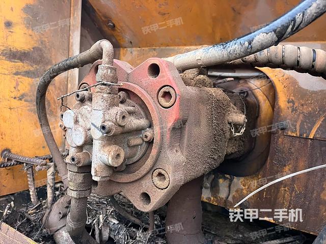 液壓泵艙室正面整體（整機外觀）