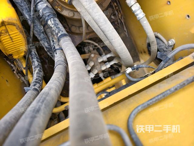 中央回轉(zhuǎn)接頭特寫(xiě)（上車(chē)部件）