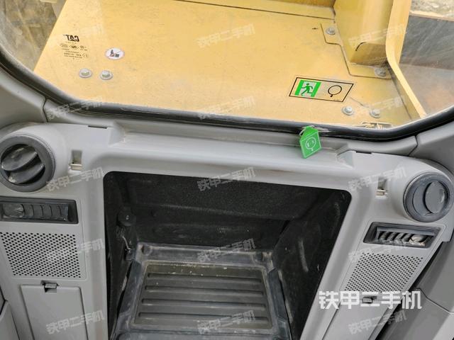 左后方玻璃角標（駕駛室部分）