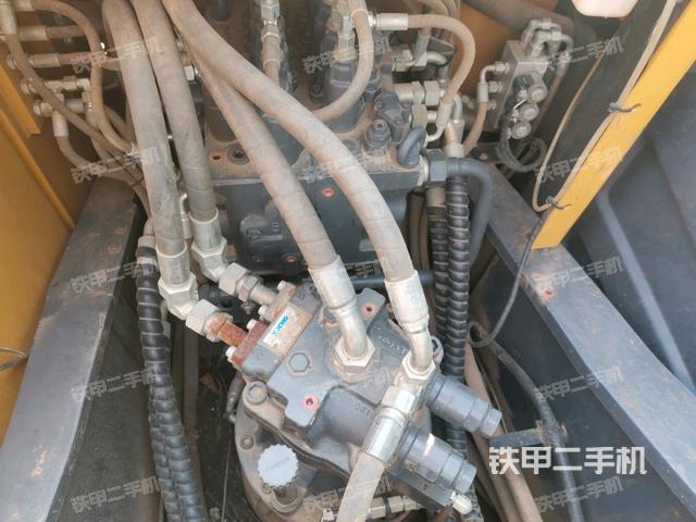 回轉馬達和主控閥(整機外觀) 回轉馬達和主控閥(整機外觀)