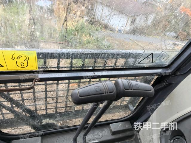 行走控制手柄和踏板?俯拍（駕駛室部分）