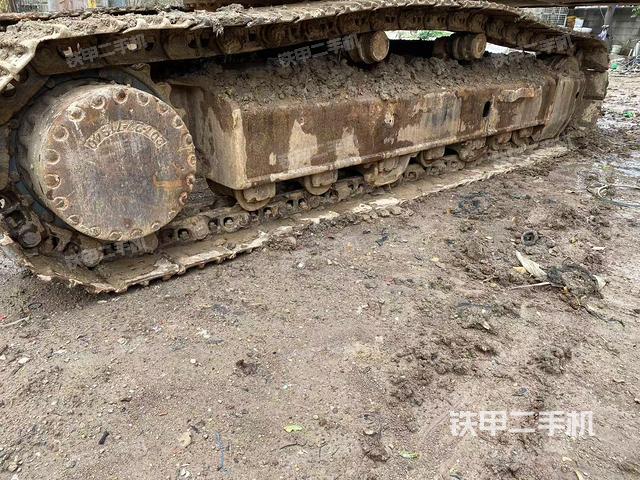 單側(cè)履帶整體(整機(jī)外觀) 單側(cè)履帶整體(整機(jī)外觀)