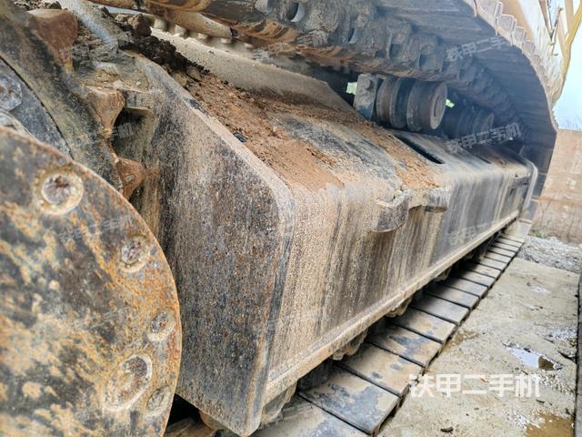 右驅(qū)動輪（行走機構(gòu)）